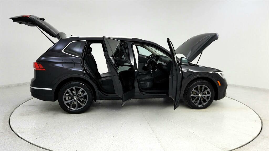 
								Volkswagen Tiguan SE FWD full									