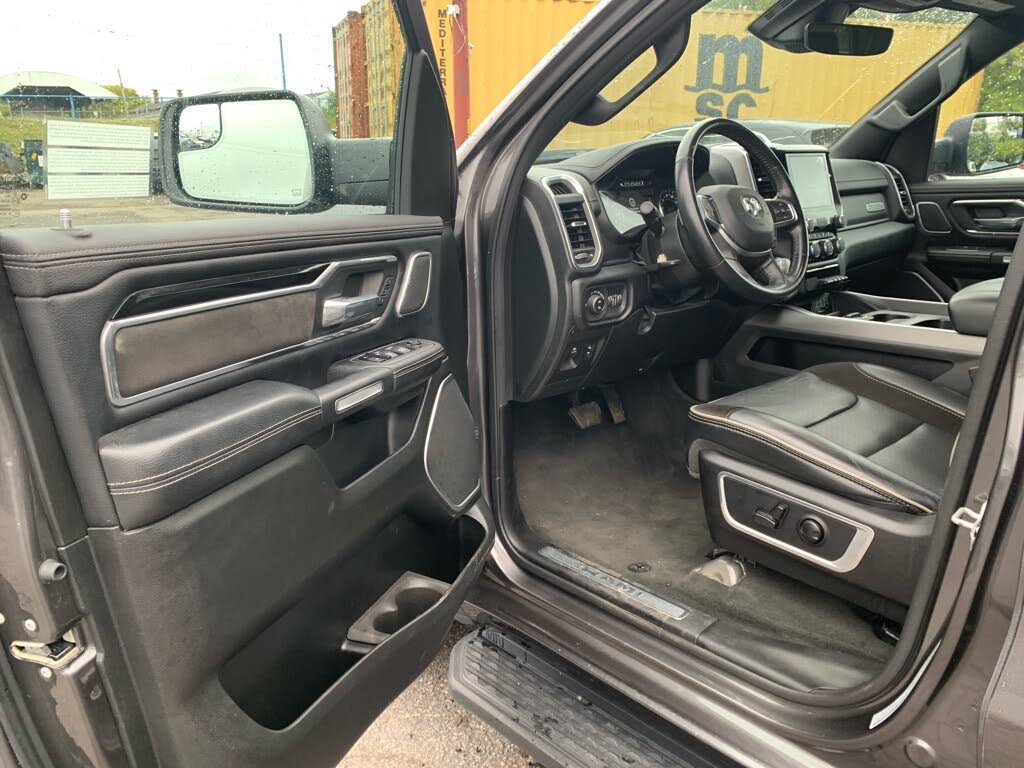 
								2022 RAM 1500 Laramie Crew Cab 4WD full									