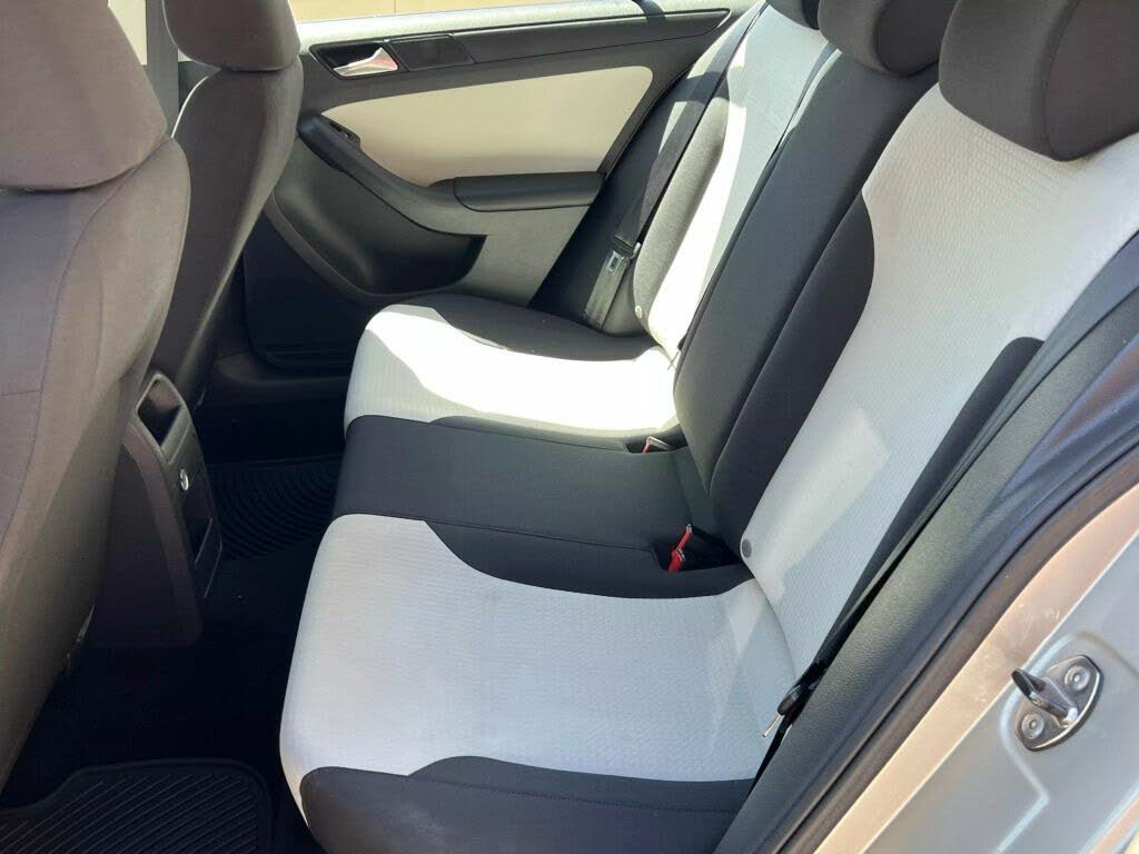 
								Volkswagen Jetta S full									