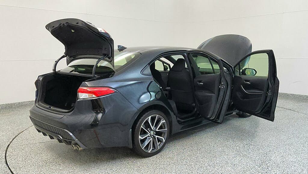 
								Toyota Corolla SE FWD full									