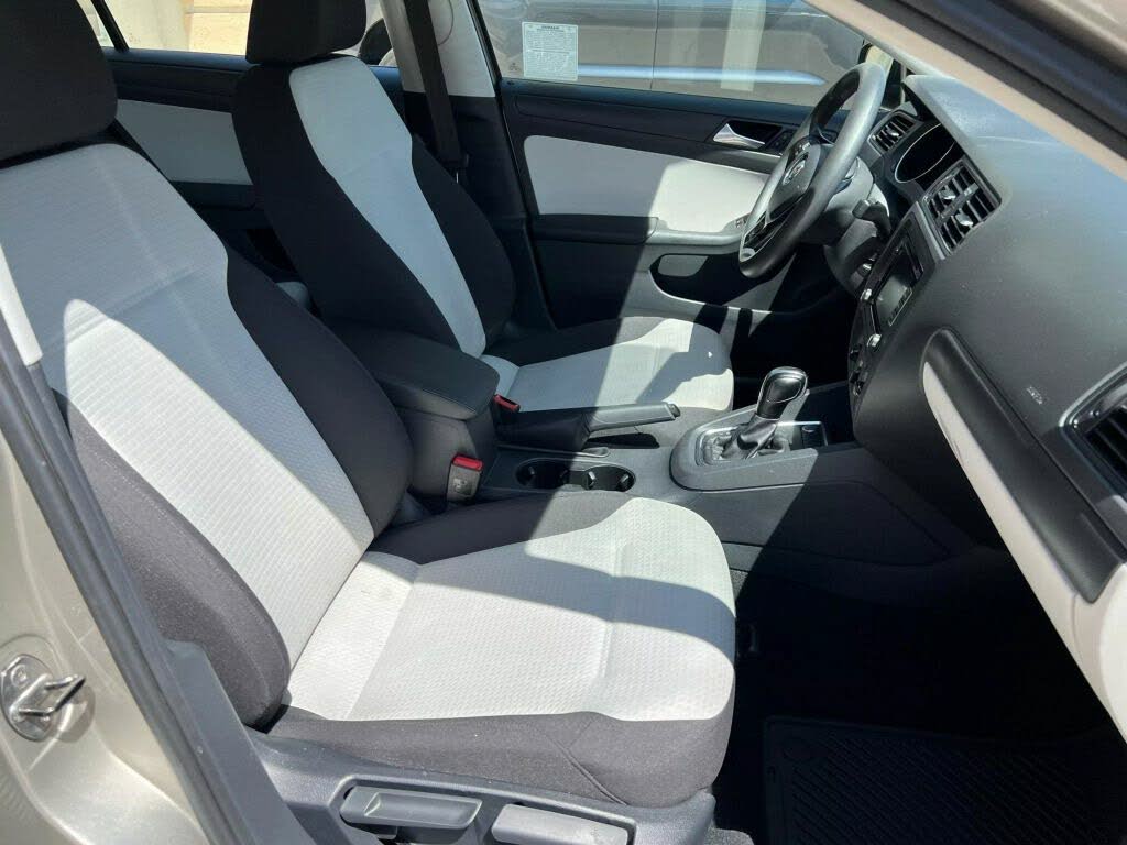 
								Volkswagen Jetta S full									