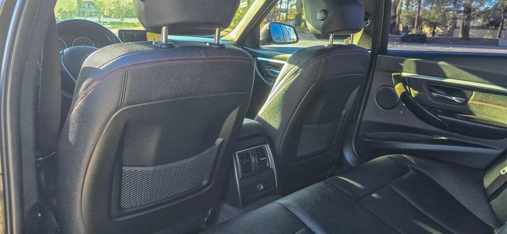 
								BMW 3 Series 330i Sedan RWD full									
