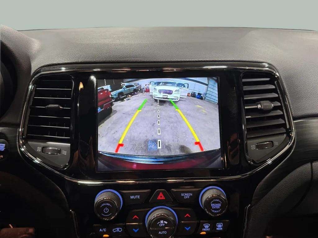 
								Jeep Grand Cherokee Altitude 4WD full									