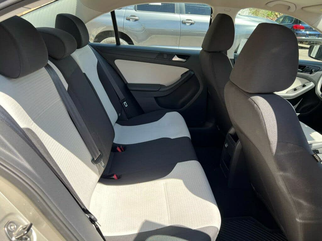
								Volkswagen Jetta S full									
