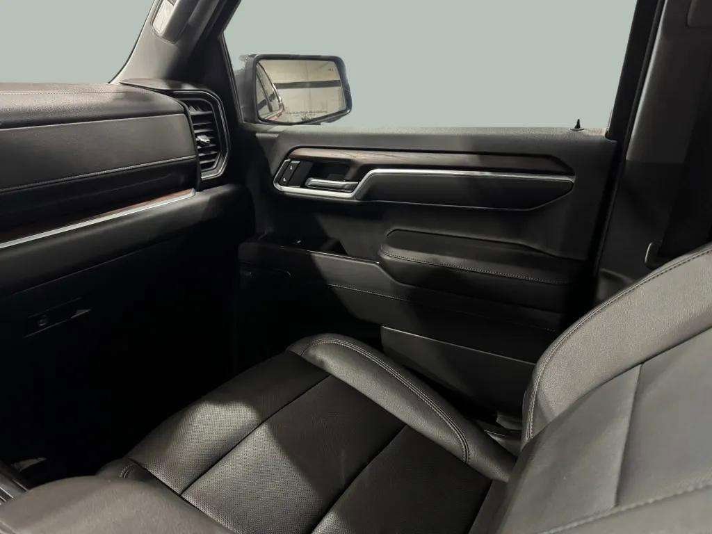 
								GMC Sierra 1500 SLT Four Wheel Drive Crew Cab full									