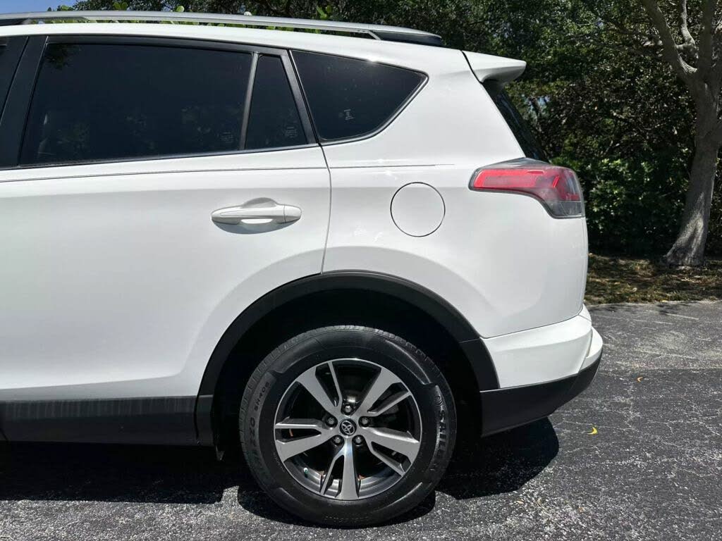 
								Toyota RAV4 XLE full									