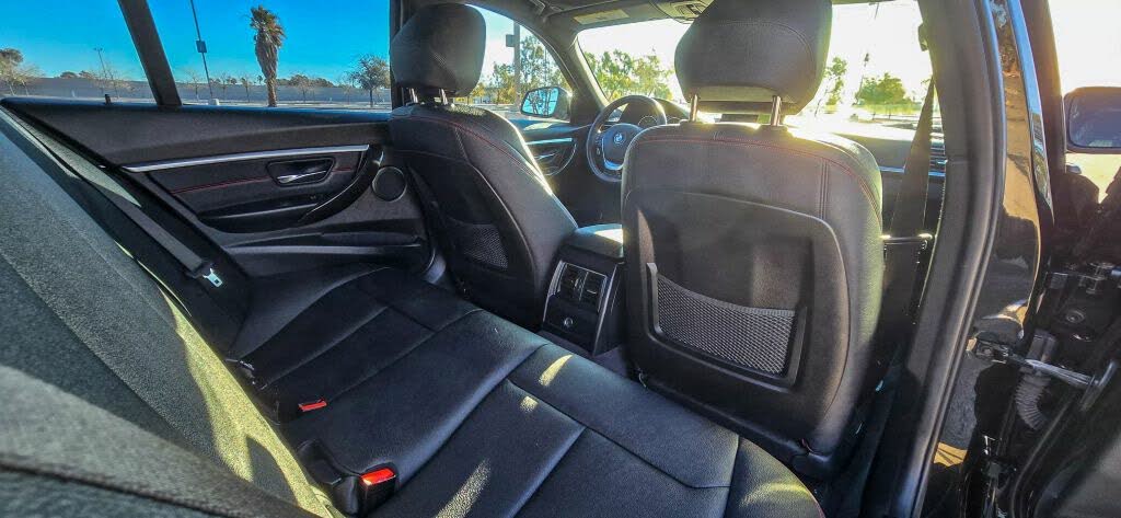 
								BMW 3 Series 330i Sedan RWD full									