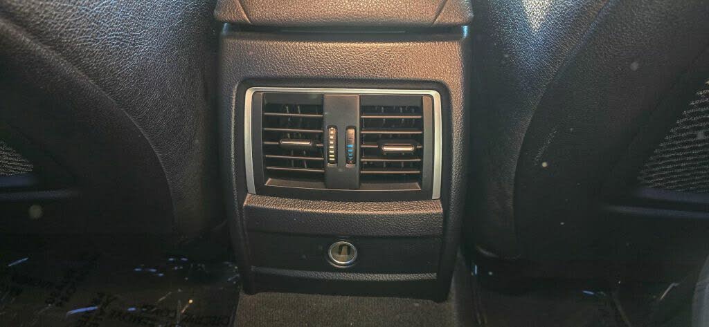 
								BMW 3 Series 330i Sedan RWD full									