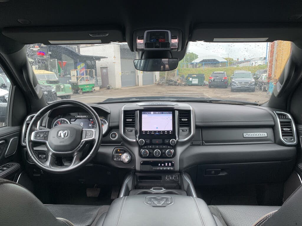
								2022 RAM 1500 Laramie Crew Cab 4WD full									