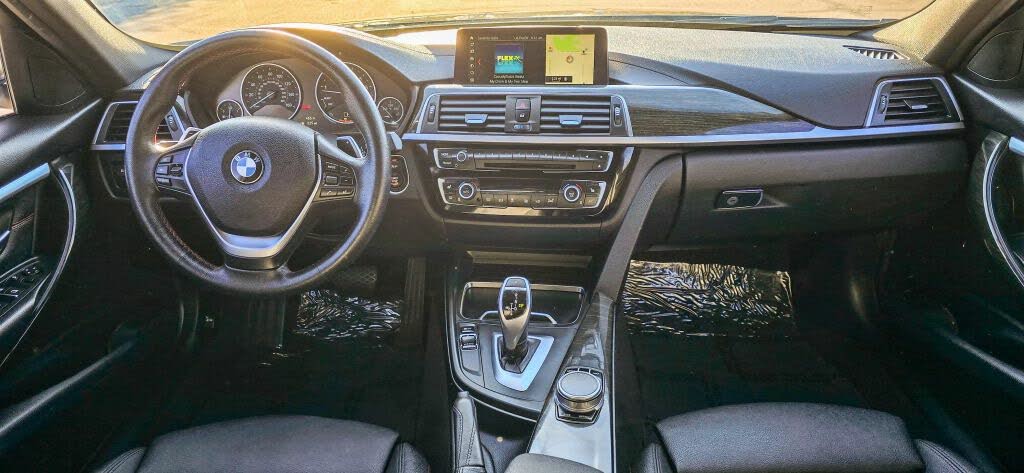 
								BMW 3 Series 330i Sedan RWD full									