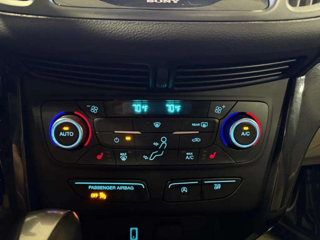 
								Ford Escape Titanium full									