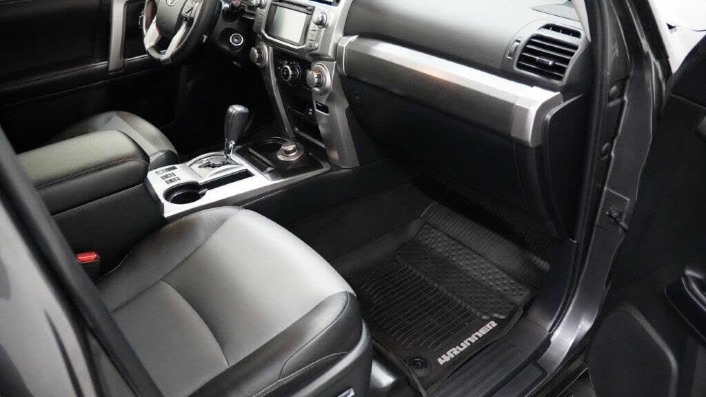 
								Toyota 4Runner SR5 Premium 4WD full									