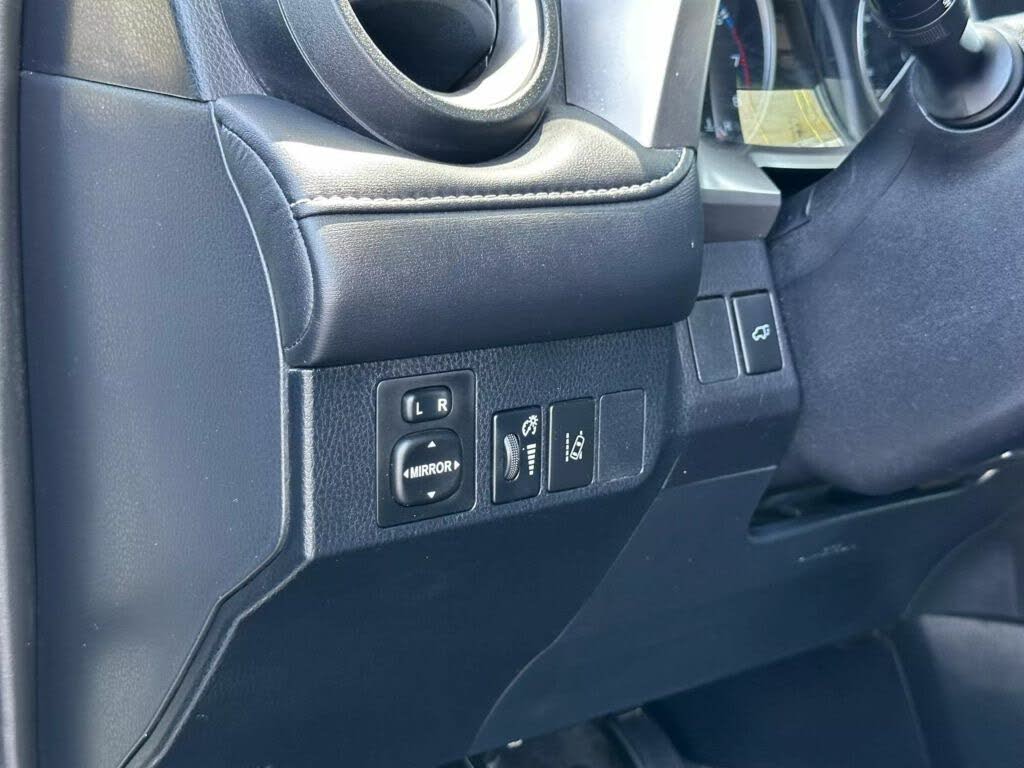 
								Toyota RAV4 XLE full									