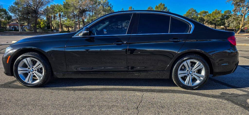 
								BMW 3 Series 330i Sedan RWD full									