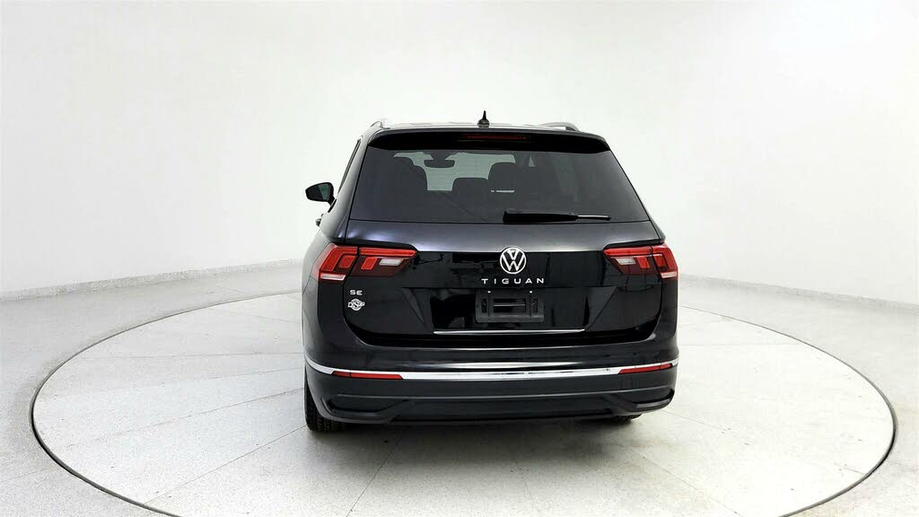 
								Volkswagen Tiguan SE FWD full									