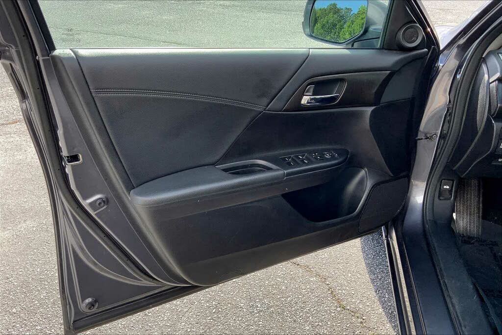 
								Honda Accord EX full									