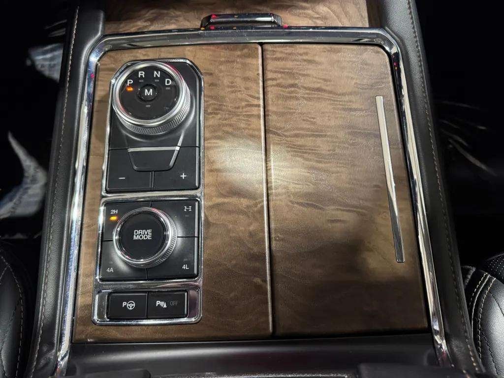 
								Ford Expedition Max Platinum With Navigation & 4WD full									