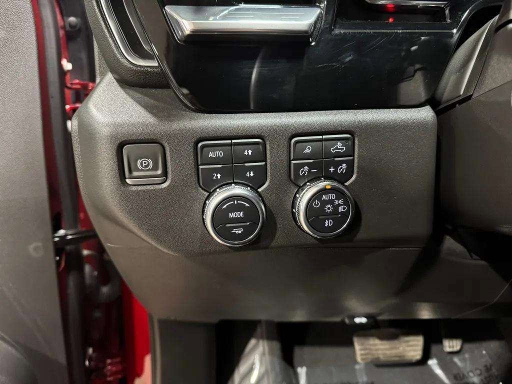 
								GMC Sierra 1500 SLT Four Wheel Drive Crew Cab full									