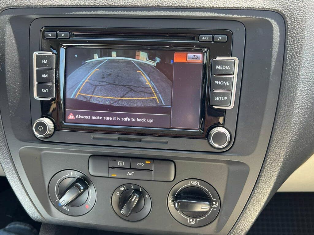 
								Volkswagen Jetta S full									