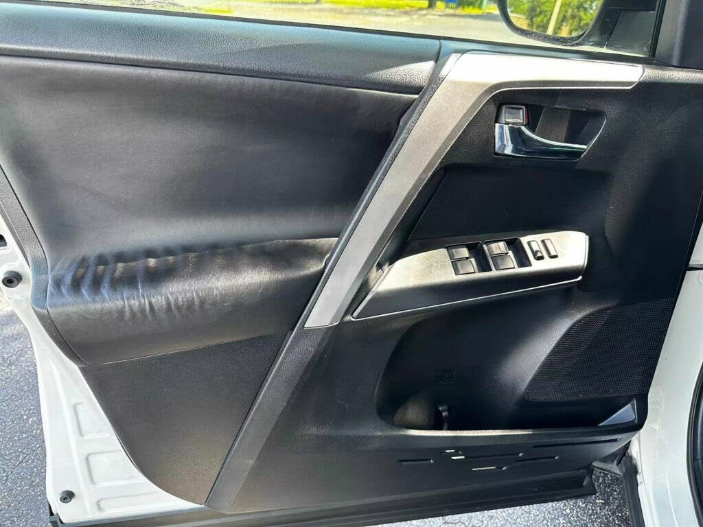 
								Toyota RAV4 XLE full									