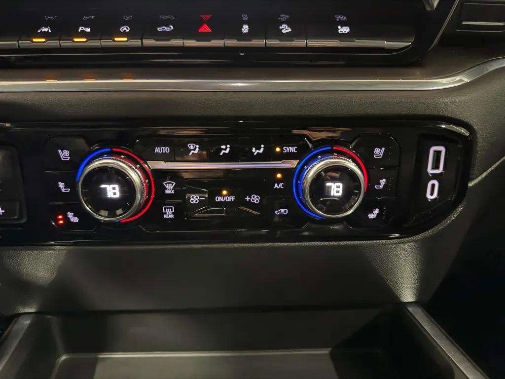 
								GMC Sierra 1500 SLT Four Wheel Drive Crew Cab full									