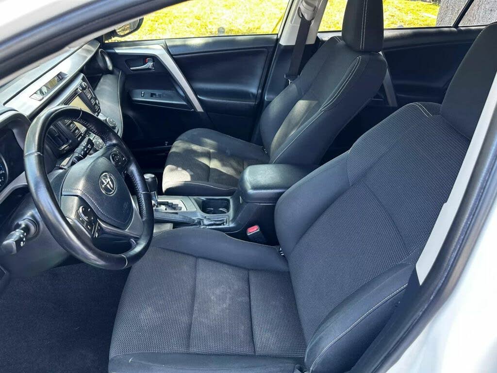 
								Toyota RAV4 XLE full									