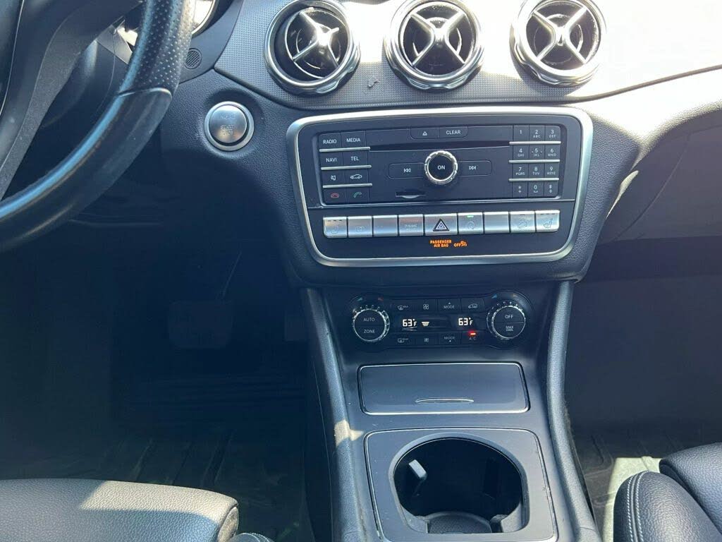 
								Mercedes-Benz GLA 250 4MATIC full									