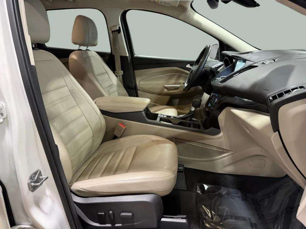 
								Ford Escape Titanium full									