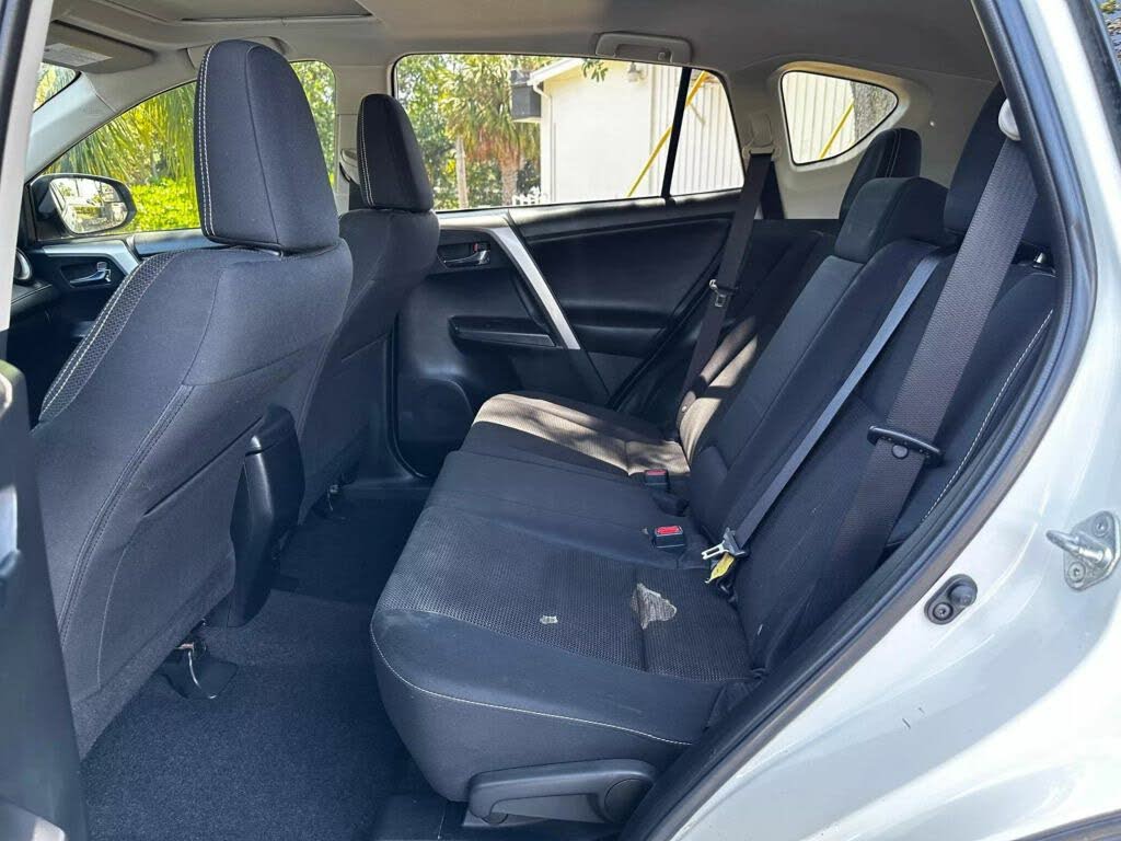 
								Toyota RAV4 XLE full									
