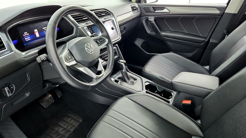 
								Volkswagen Tiguan SE FWD full									