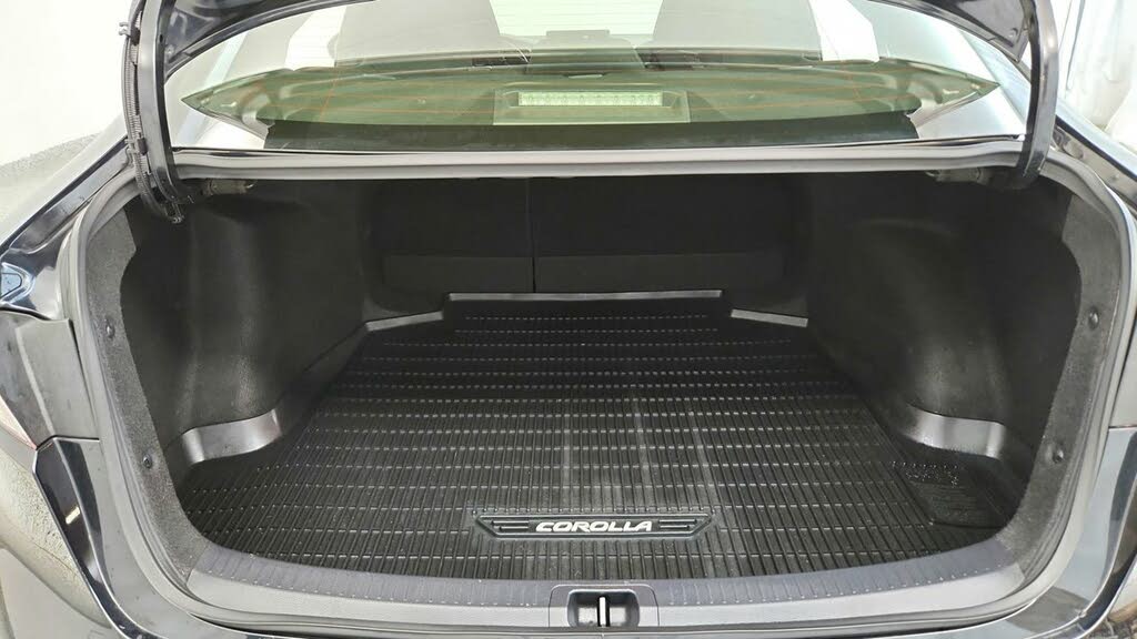 
								Toyota Corolla SE FWD full									