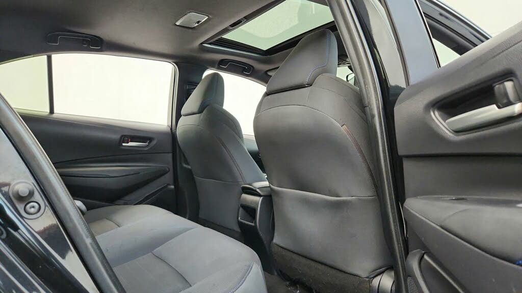 
								Toyota Corolla SE FWD full									