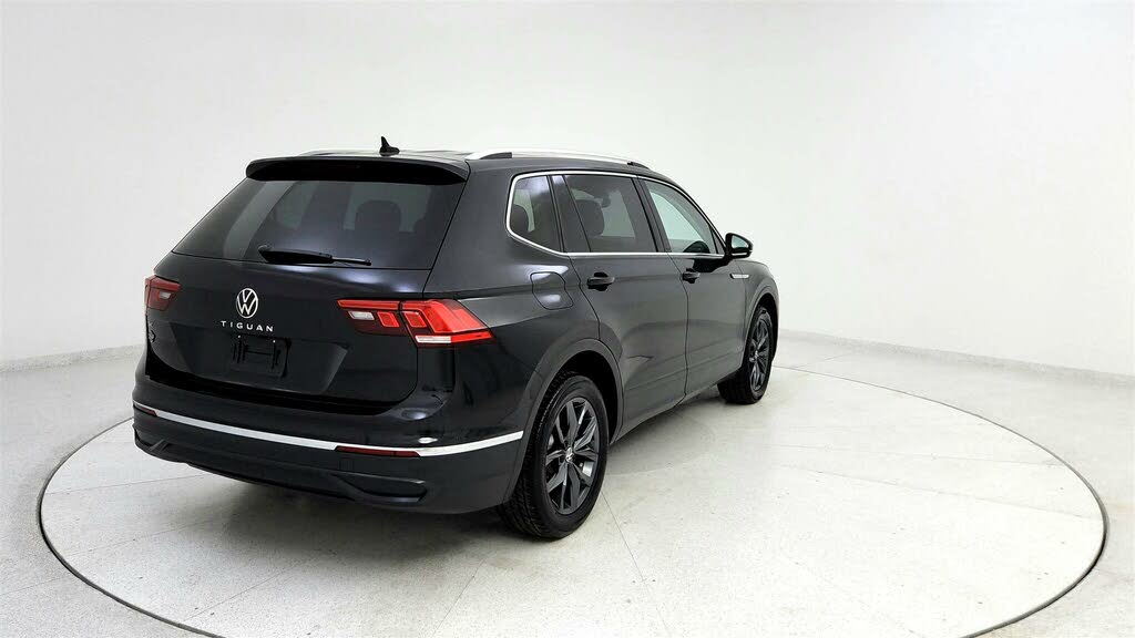 
								Volkswagen Tiguan SE FWD full									