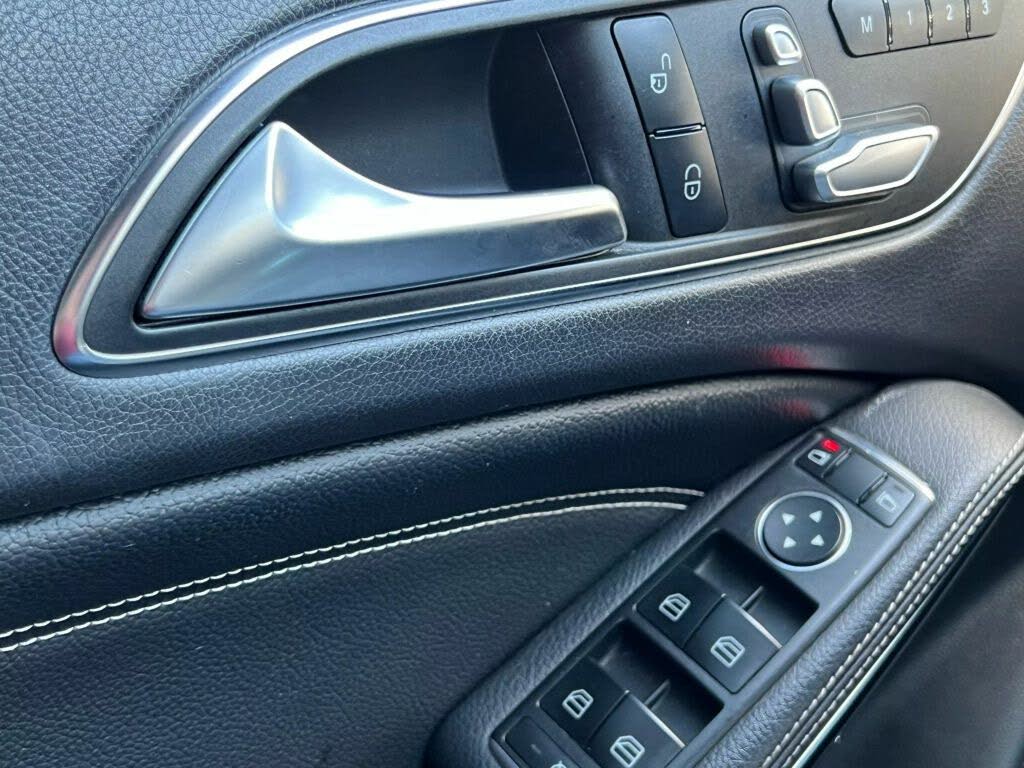 
								Mercedes-Benz GLA 250 4MATIC full									