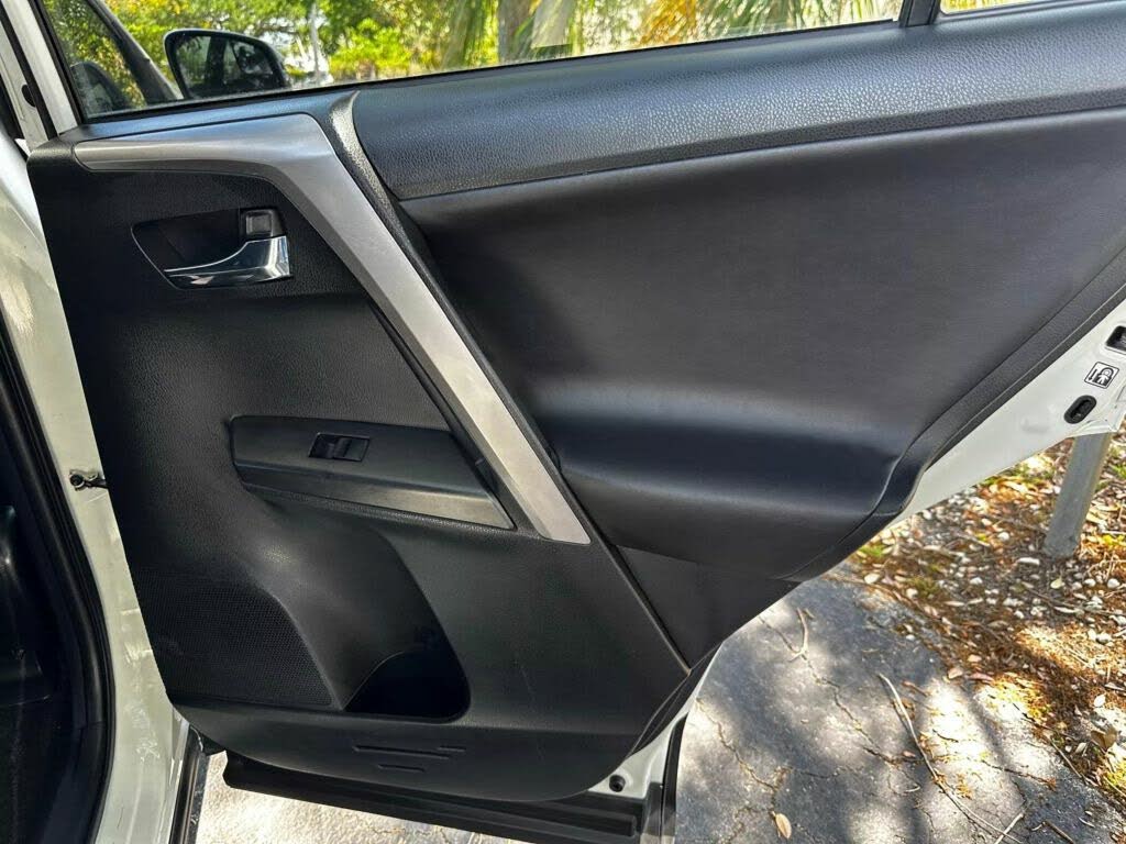 
								Toyota RAV4 XLE full									