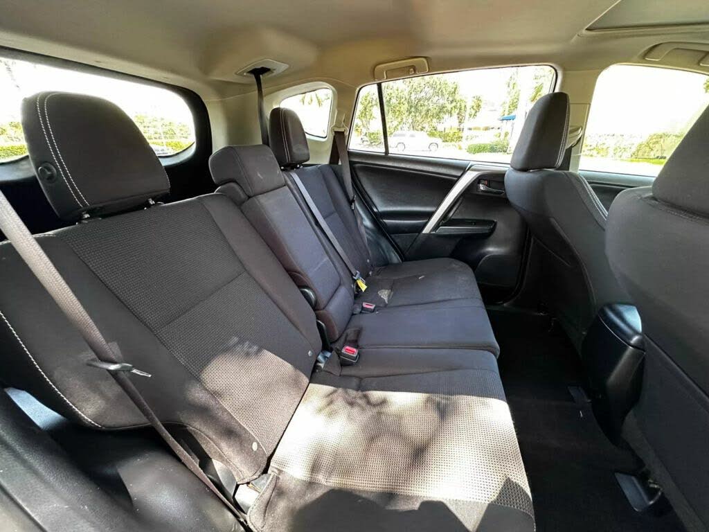 
								Toyota RAV4 XLE full									