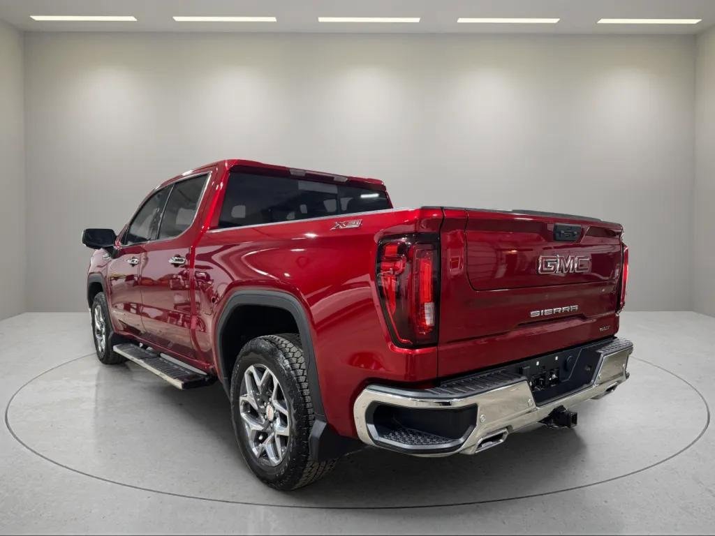 
								GMC Sierra 1500 SLT Four Wheel Drive Crew Cab full									