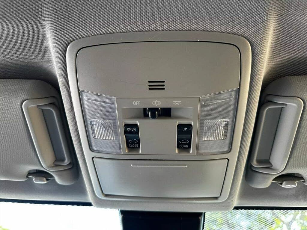 
								Toyota RAV4 XLE full									