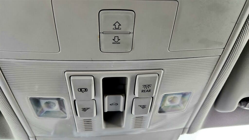 
								Volkswagen Tiguan SE FWD full									