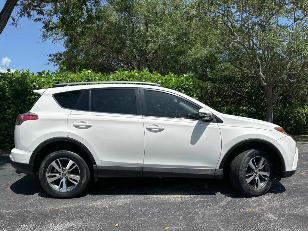 
								Toyota RAV4 XLE full									