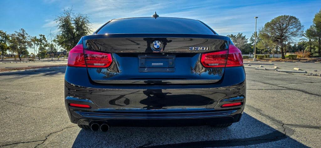 
								BMW 3 Series 330i Sedan RWD full									