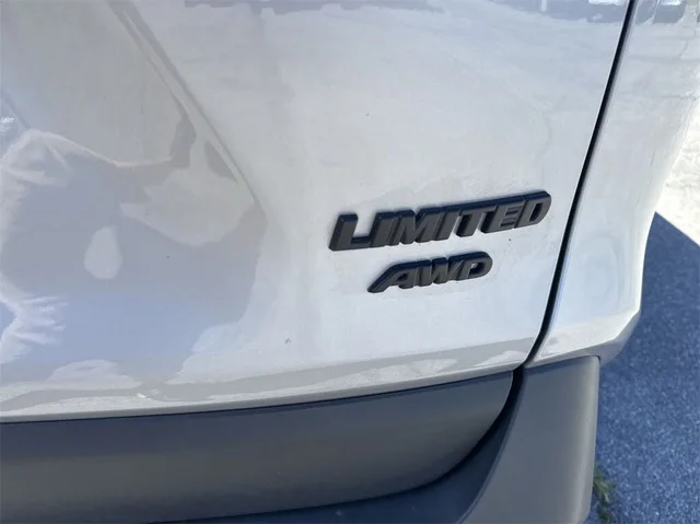 
								Toyota RAV4 Adventure AWD full									