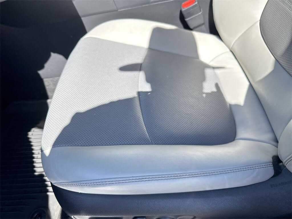
								Toyota RAV4 Adventure AWD full									