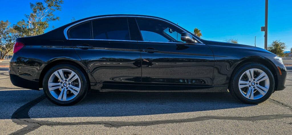 
								BMW 3 Series 330i Sedan RWD full									