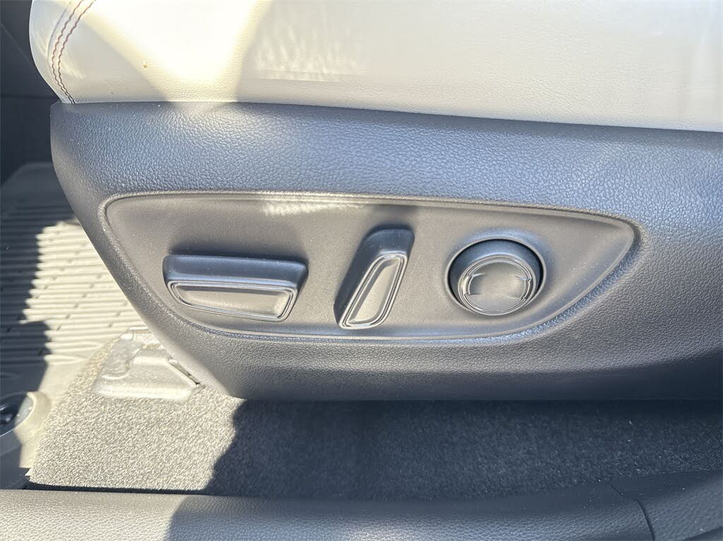 
								Toyota RAV4 Adventure AWD full									