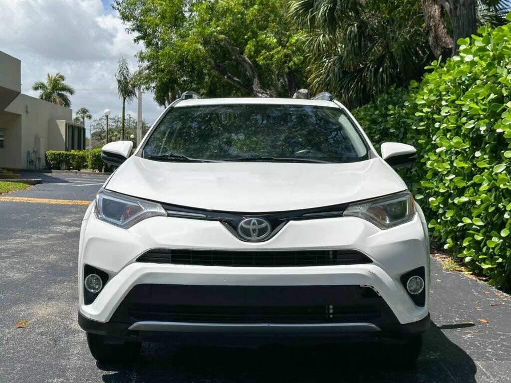 
								Toyota RAV4 XLE full									