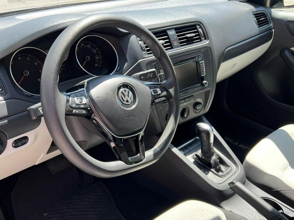 
								Volkswagen Jetta S full									