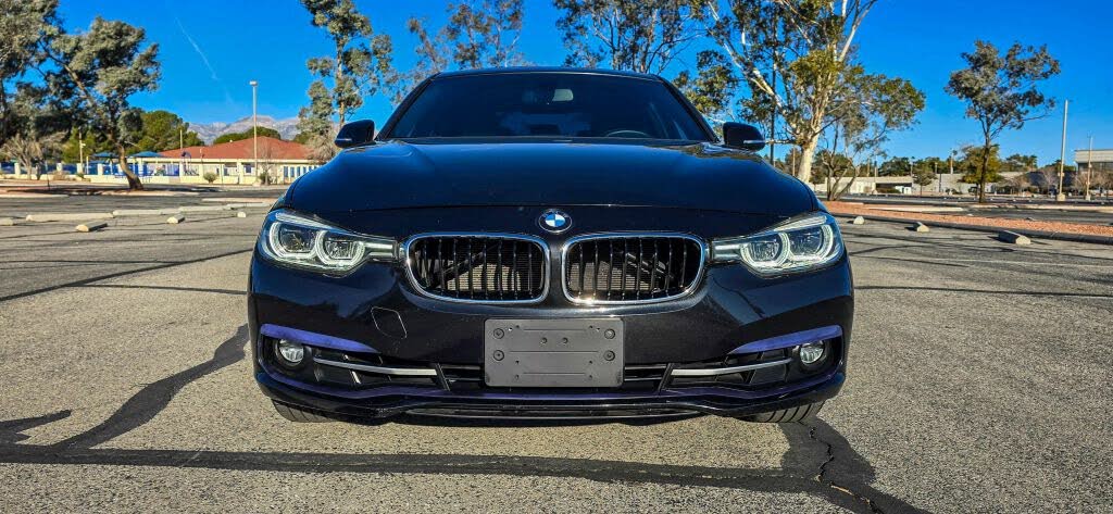 
								BMW 3 Series 330i Sedan RWD full									