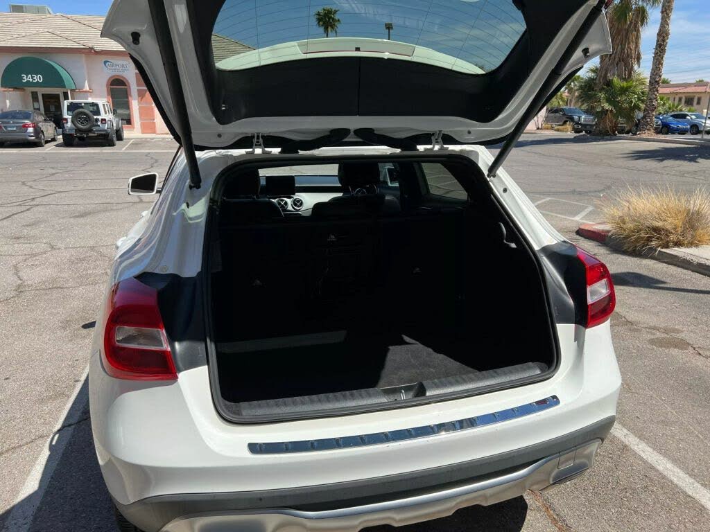 
								Mercedes-Benz GLA 250 4MATIC full									
