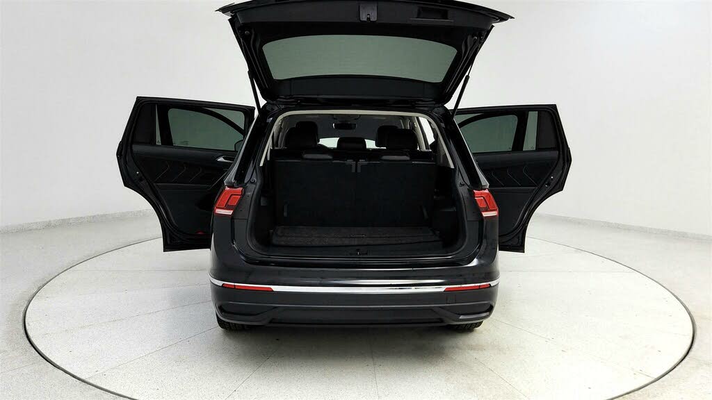 
								Volkswagen Tiguan SE FWD full									